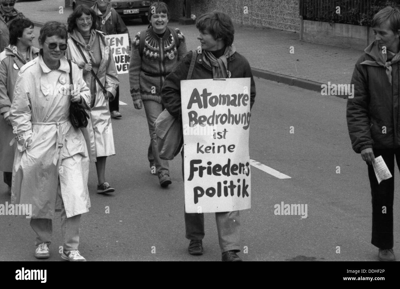 Une marche organisée pour la paix des femmes Les femmes de diverses organisations du mouvement pour la paix dans la Basse Saxe Hildesheim il y a 29 ans. | Banque D'Images