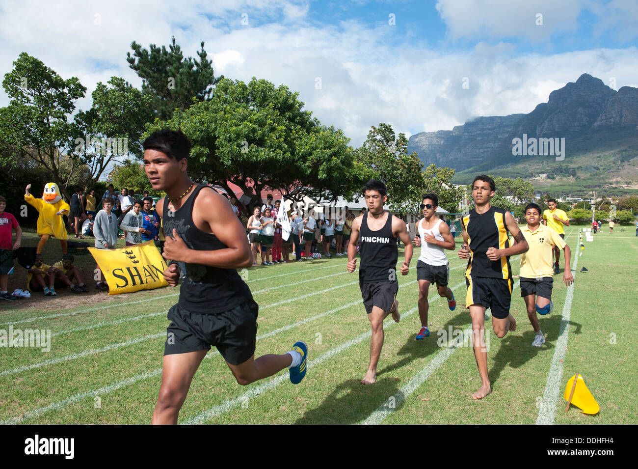 Athletic enfants participant à un concours à la Saint George's School, Cape Town, Afrique du Sud Banque D'Images
