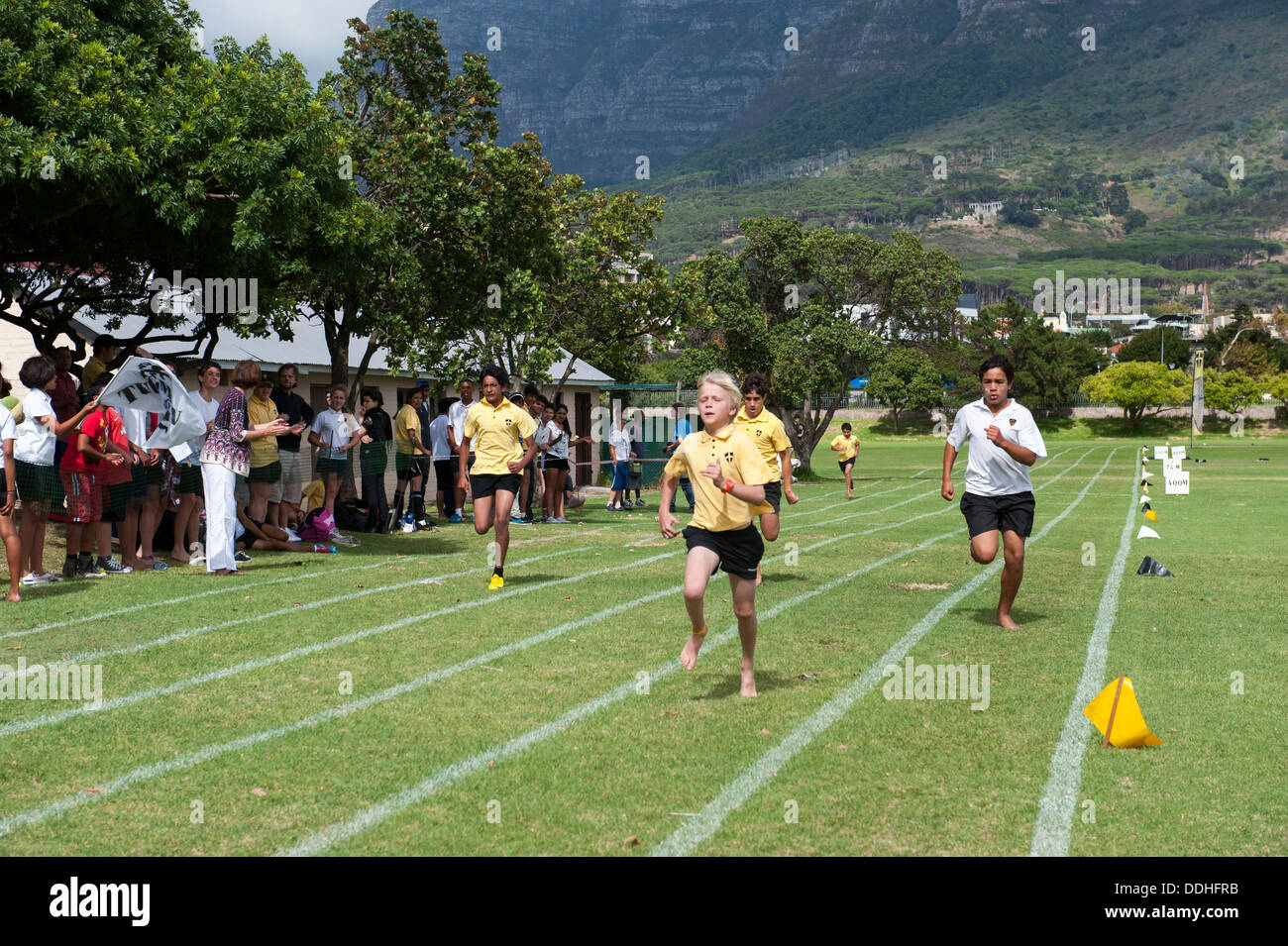 Athletic enfants participant à un concours à la Saint George's School, Cape Town, Afrique du Sud Banque D'Images