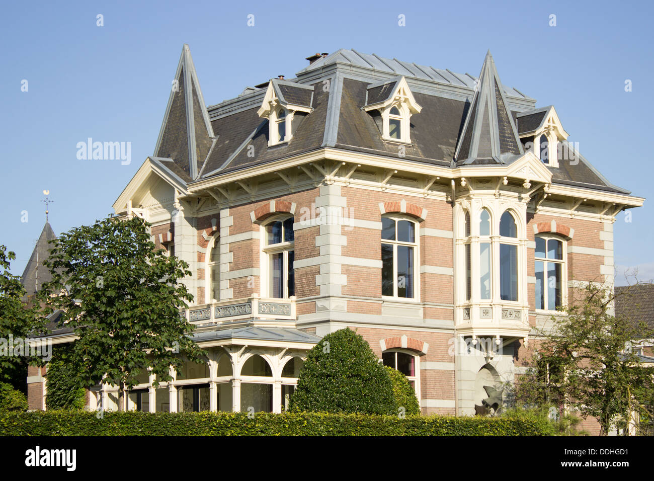 Maison characteristique de tours et de ciel bleu Banque D'Images