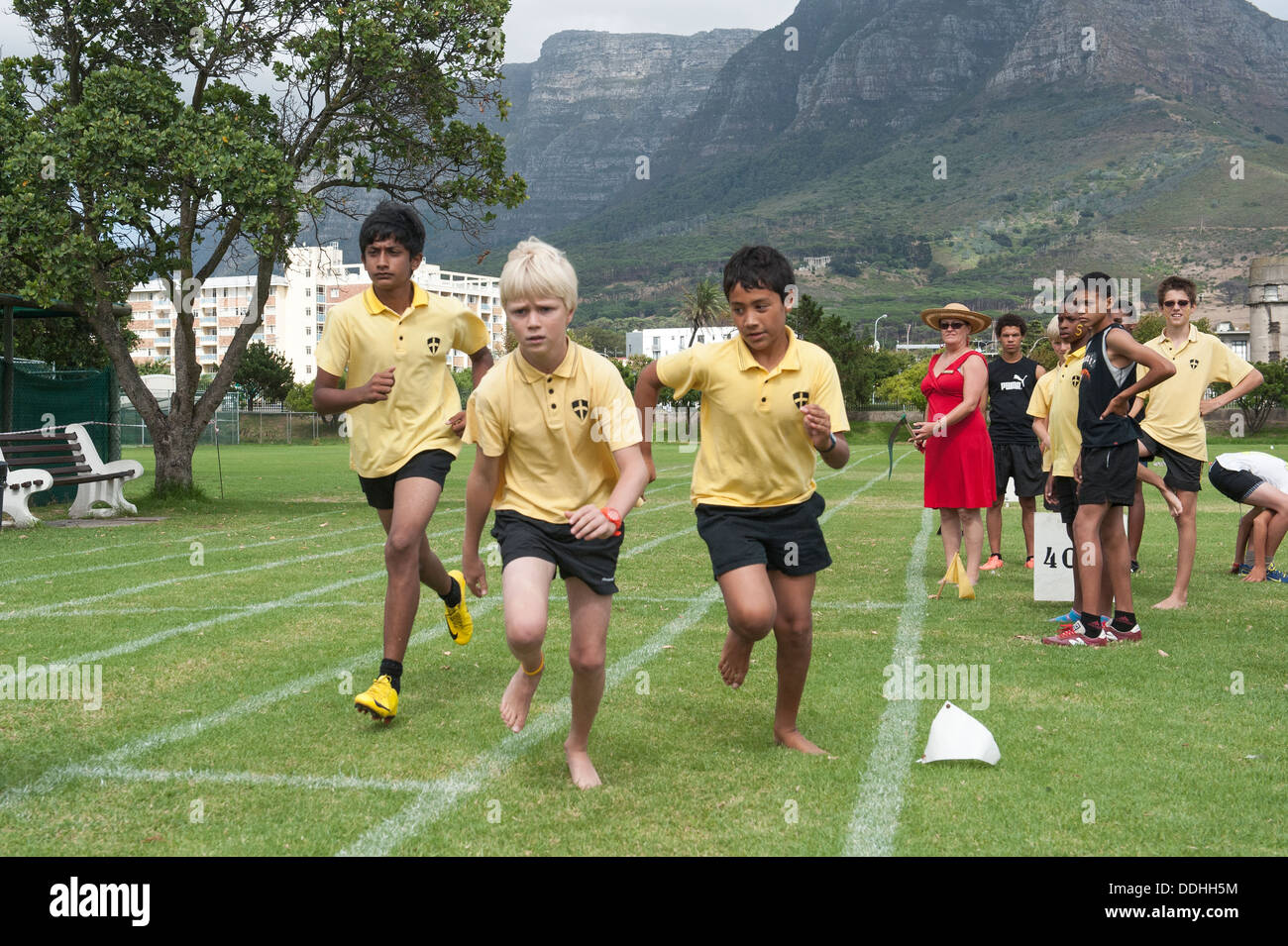 Athletic enfants participant à un concours à la Saint George's School, Cape Town, Afrique du Sud Banque D'Images