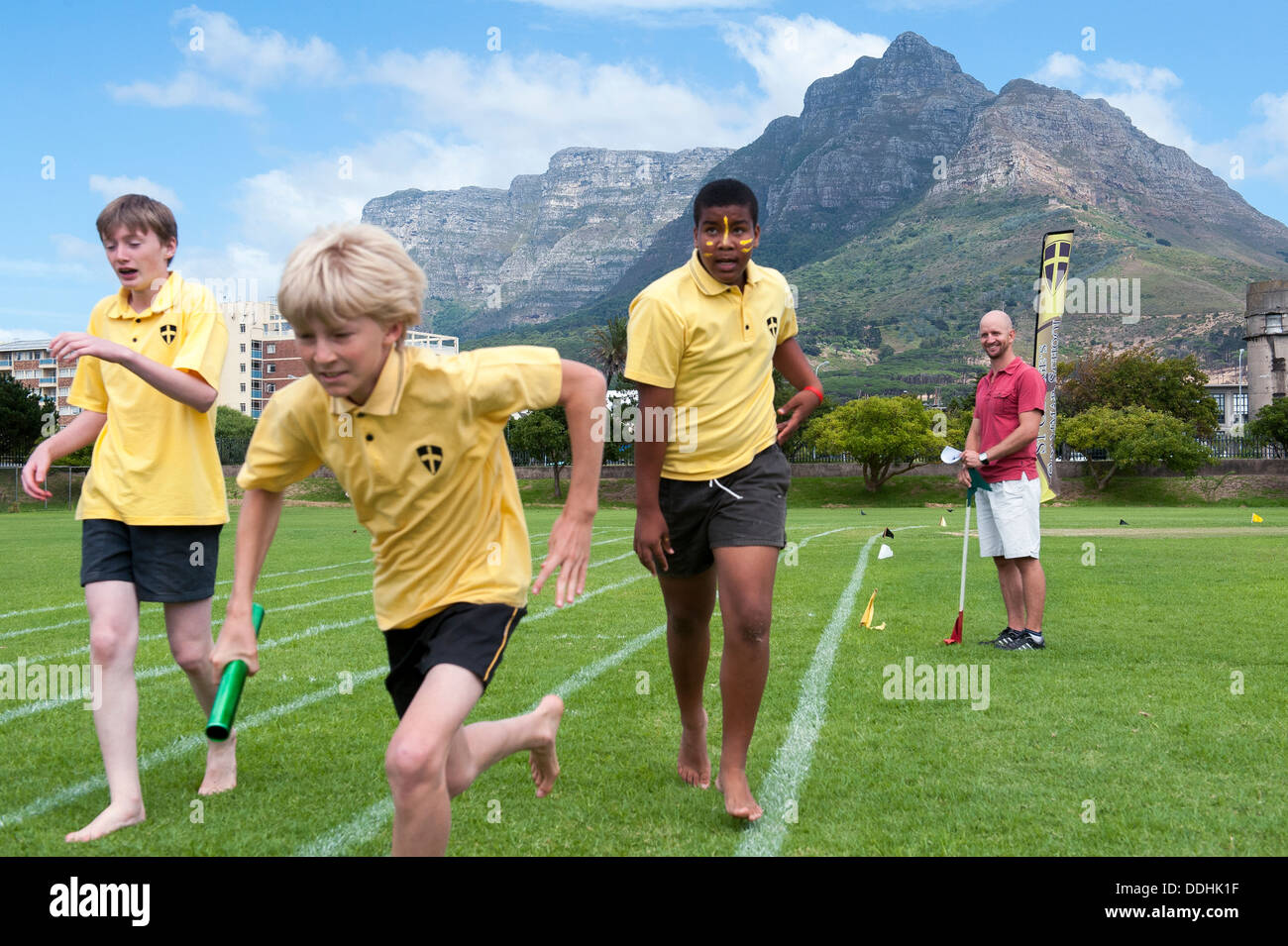 Course de relais dans une compétition à la Saint George's School, Cape Town, Afrique du Sud Banque D'Images