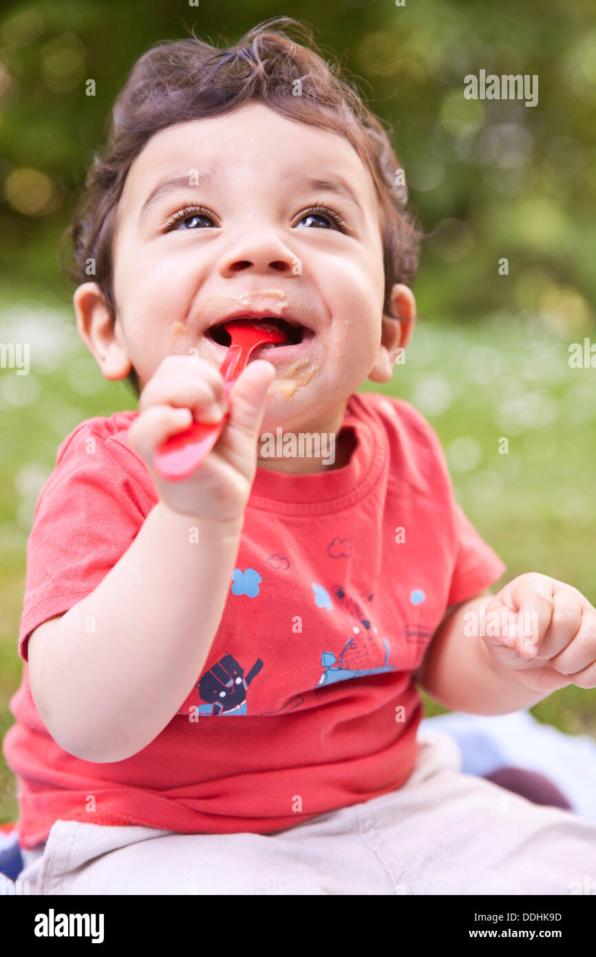 Baby Boy holding cuillère dans sa bouche, jusqu'à Banque D'Images