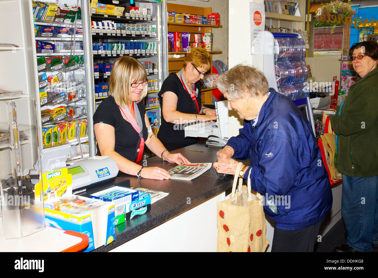 Magasin de détail personnel au service client Banque D'Images