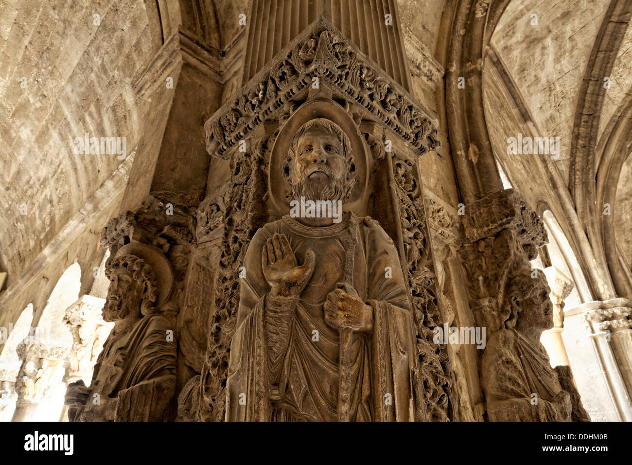 Pierre angulaire avec les statues de saint Trophime dans le cloître, Église Saint Trophime Banque D'Images