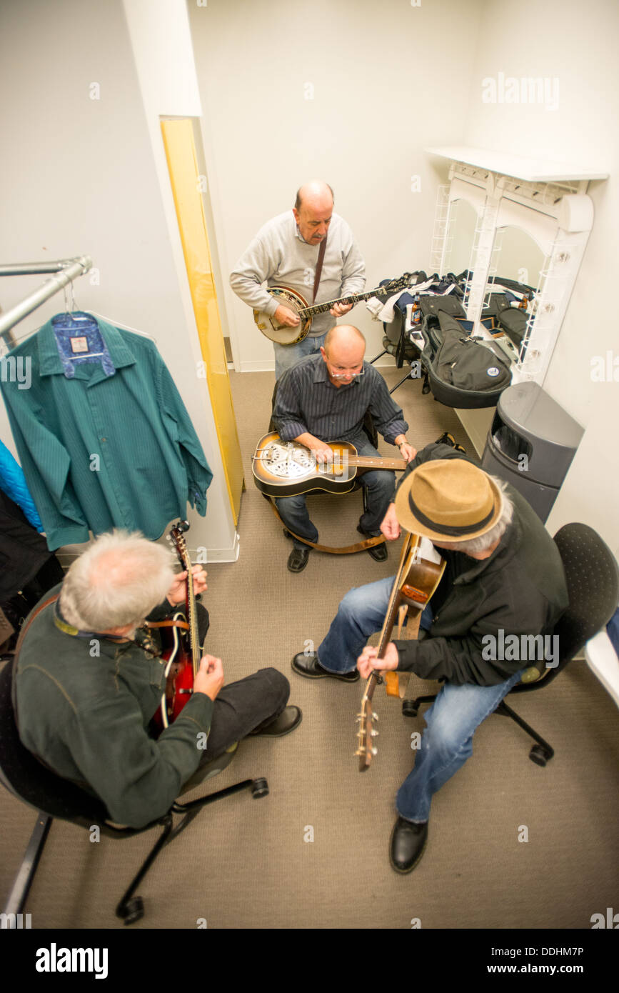 Scène rarement bluegrass band tuning avant un spectacle Banque D'Images