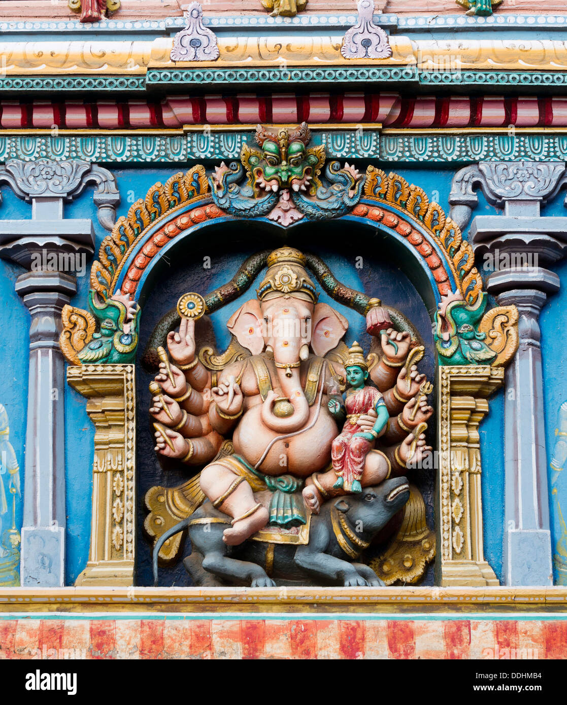Dieu indien Ganesha ou Ganpati, le dieu à tête d'éléphant dans une représentation avec dix bras sur un mur du temple, Temple Meenakshi Amman Banque D'Images