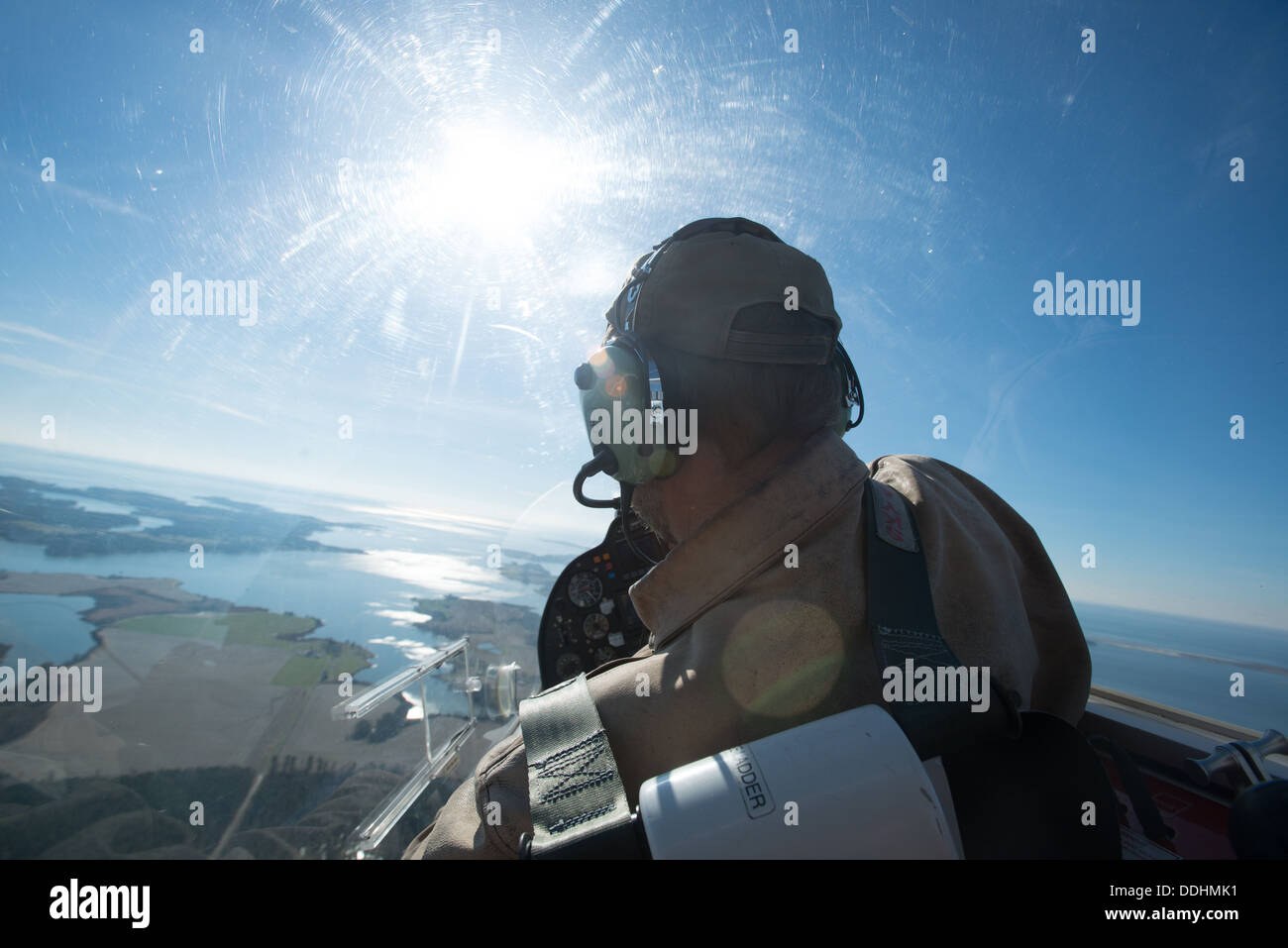 L'homme aux commandes d'un petit avion sur la baie de Chesapeake Banque D'Images