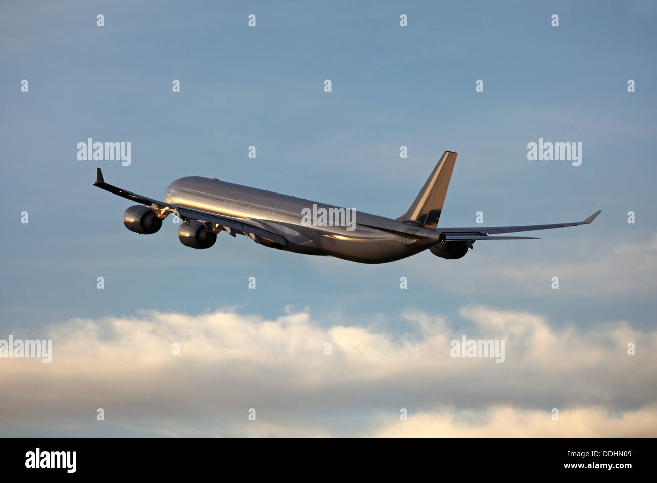 Germany, Bavaria, Munich, vue d'airbus a 340-600 au départ au coucher du soleil Banque D'Images