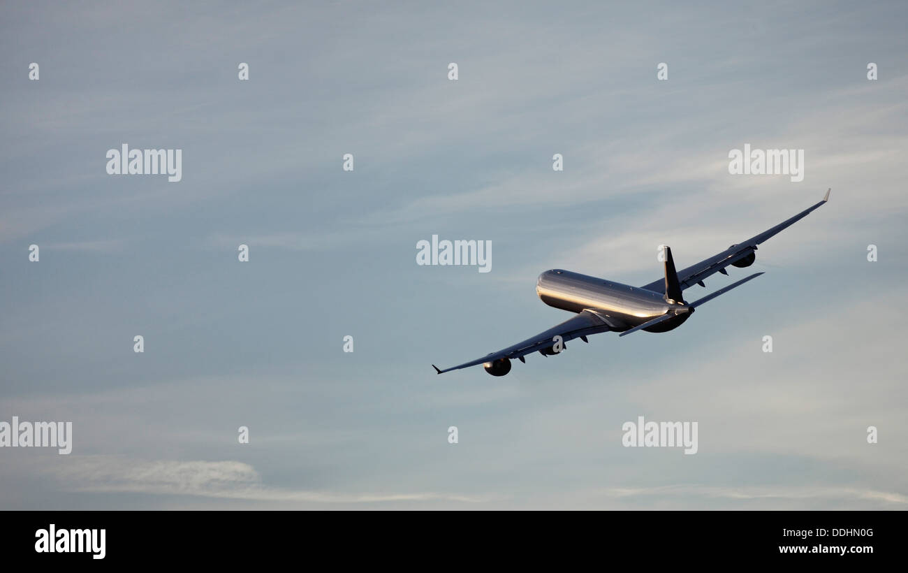 Germany, Bavaria, Munich, vue d'airbus a 340-600 au départ au coucher du soleil Banque D'Images