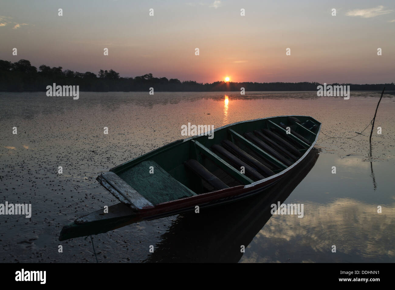 Bateau de pêche au coucher du soleil sur le fleuve Gambie Banque D'Images