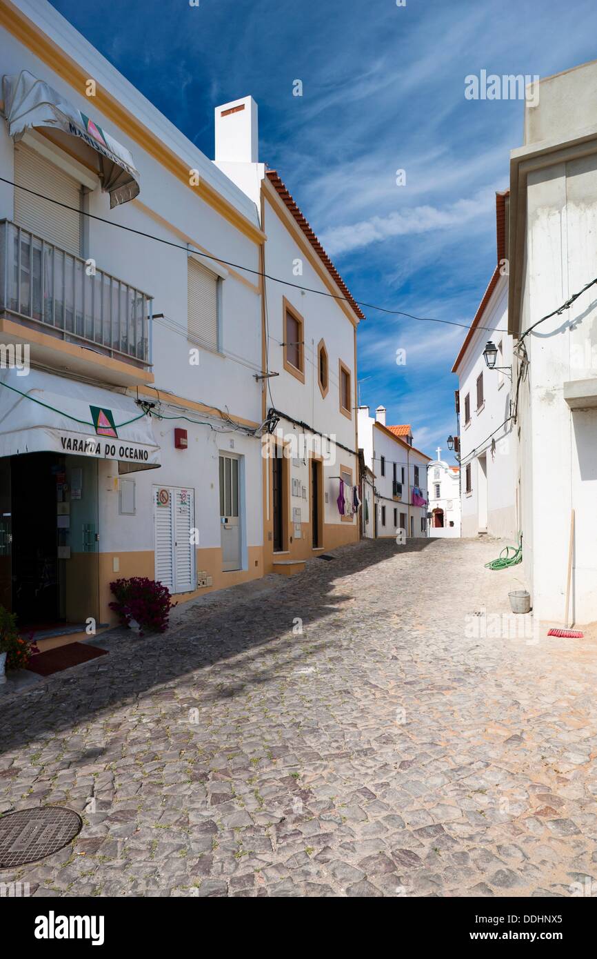 Rue pavée, à Sines, Alentejo, Portugal, Europe du Sud Banque D'Images