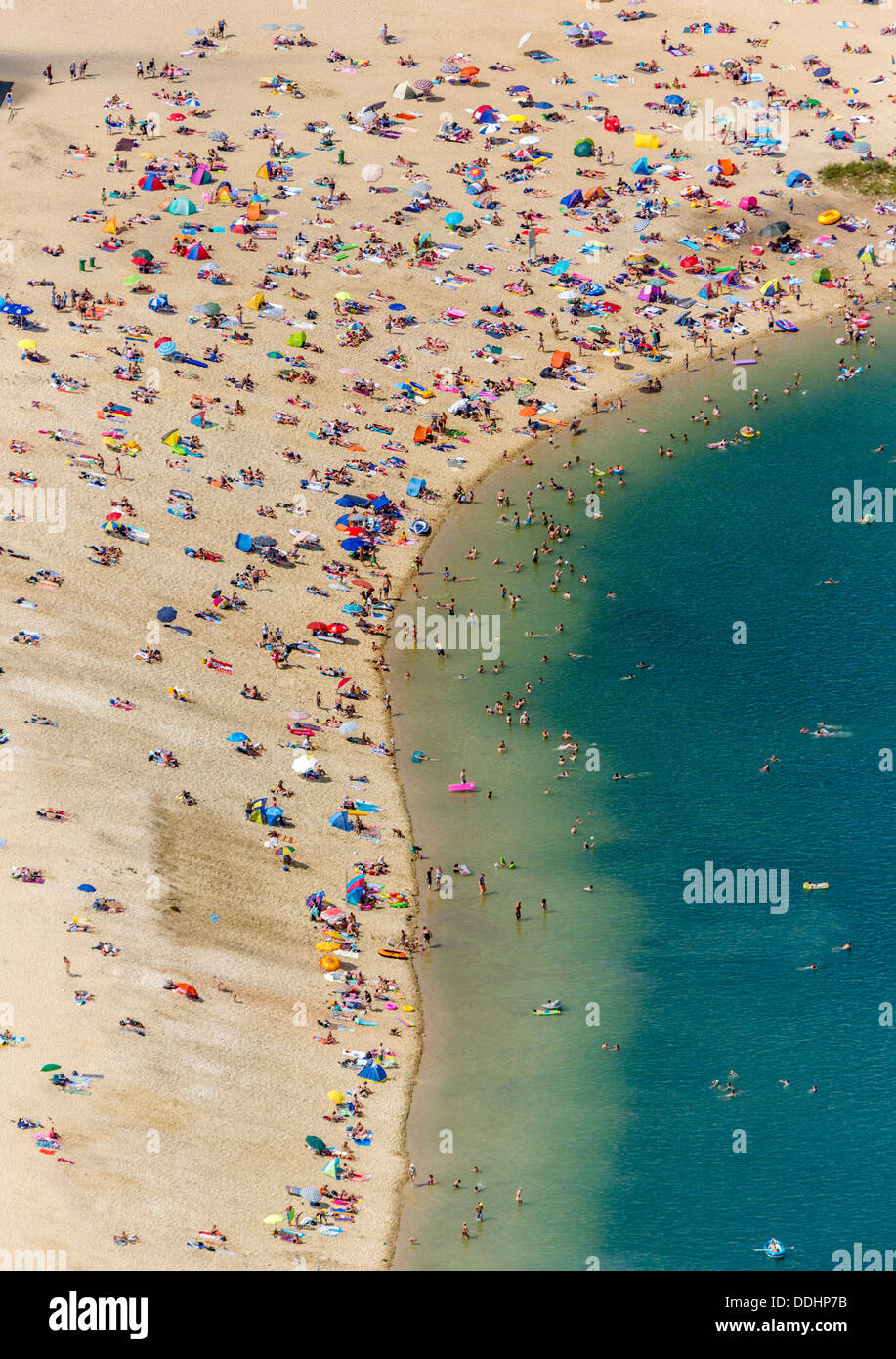 Vue aérienne, plage de sable à lac Silbersee II avec les gens nager et bronzer Banque D'Images