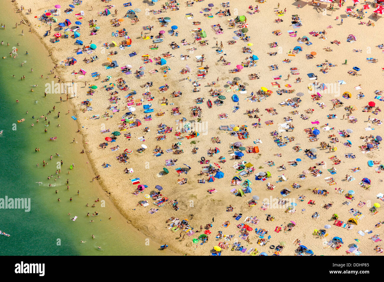 Vue aérienne, plage de sable à lac Silbersee II avec les gens nager et bronzer Banque D'Images