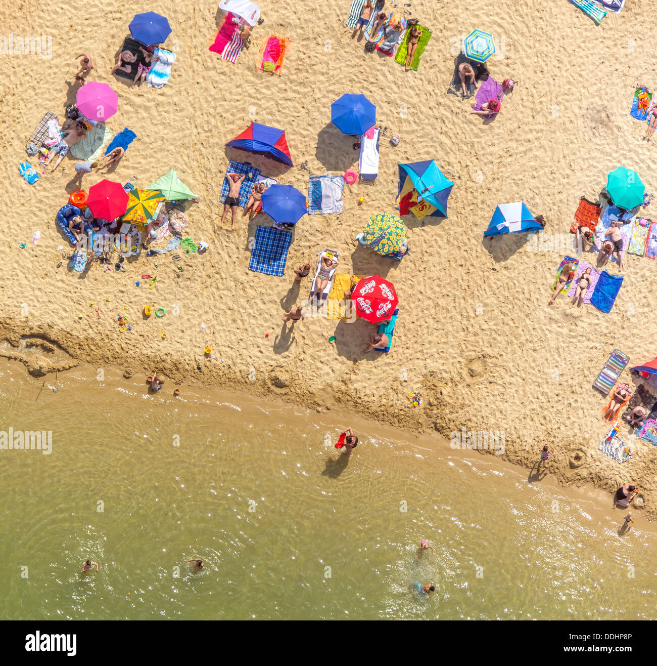 Vue aérienne, plage de sable à lac Silbersee II avec les gens nager et bronzer Banque D'Images