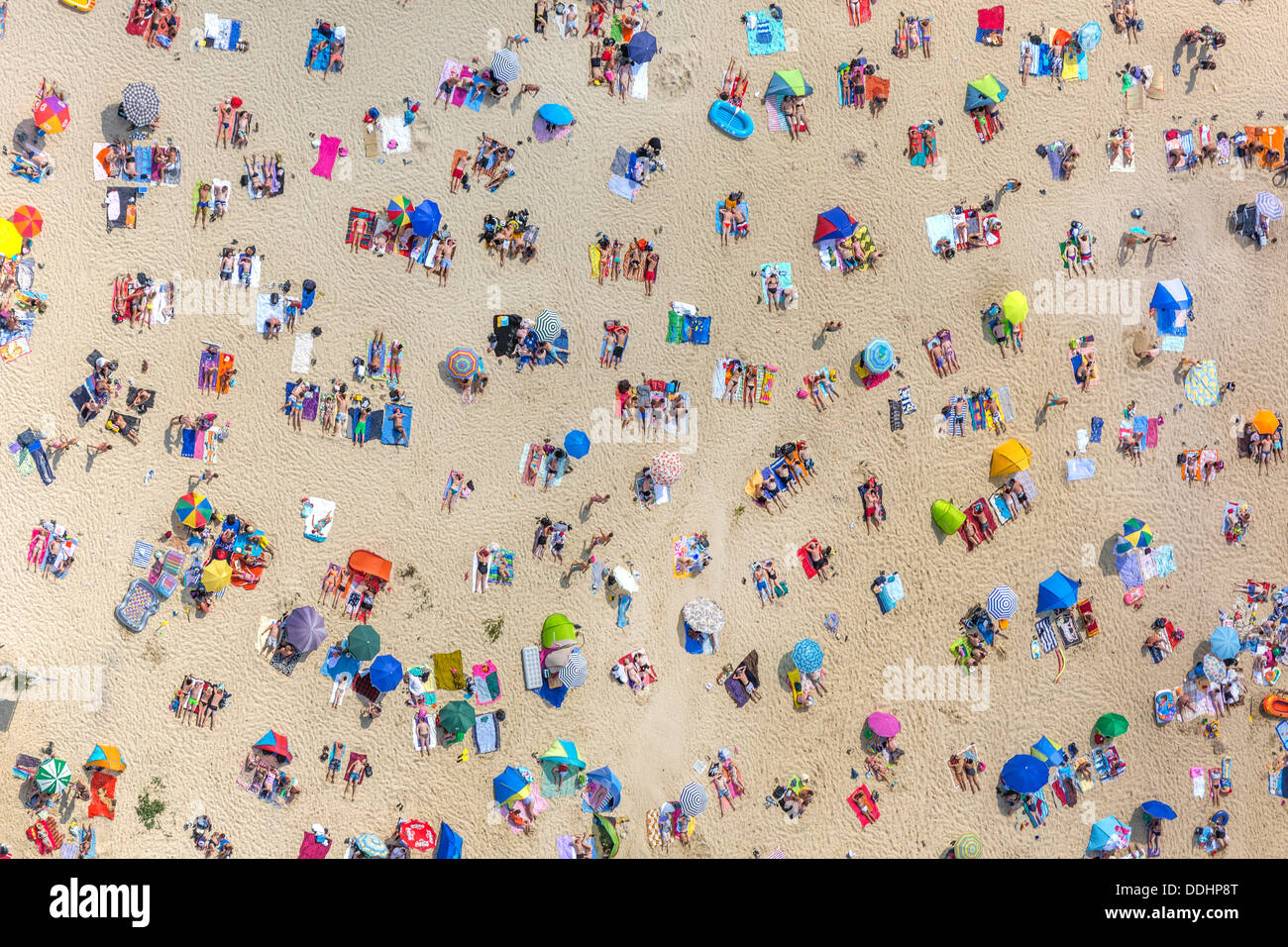 Vue aérienne, plage de sable à lac Silbersee II avec les gens de soleil Banque D'Images