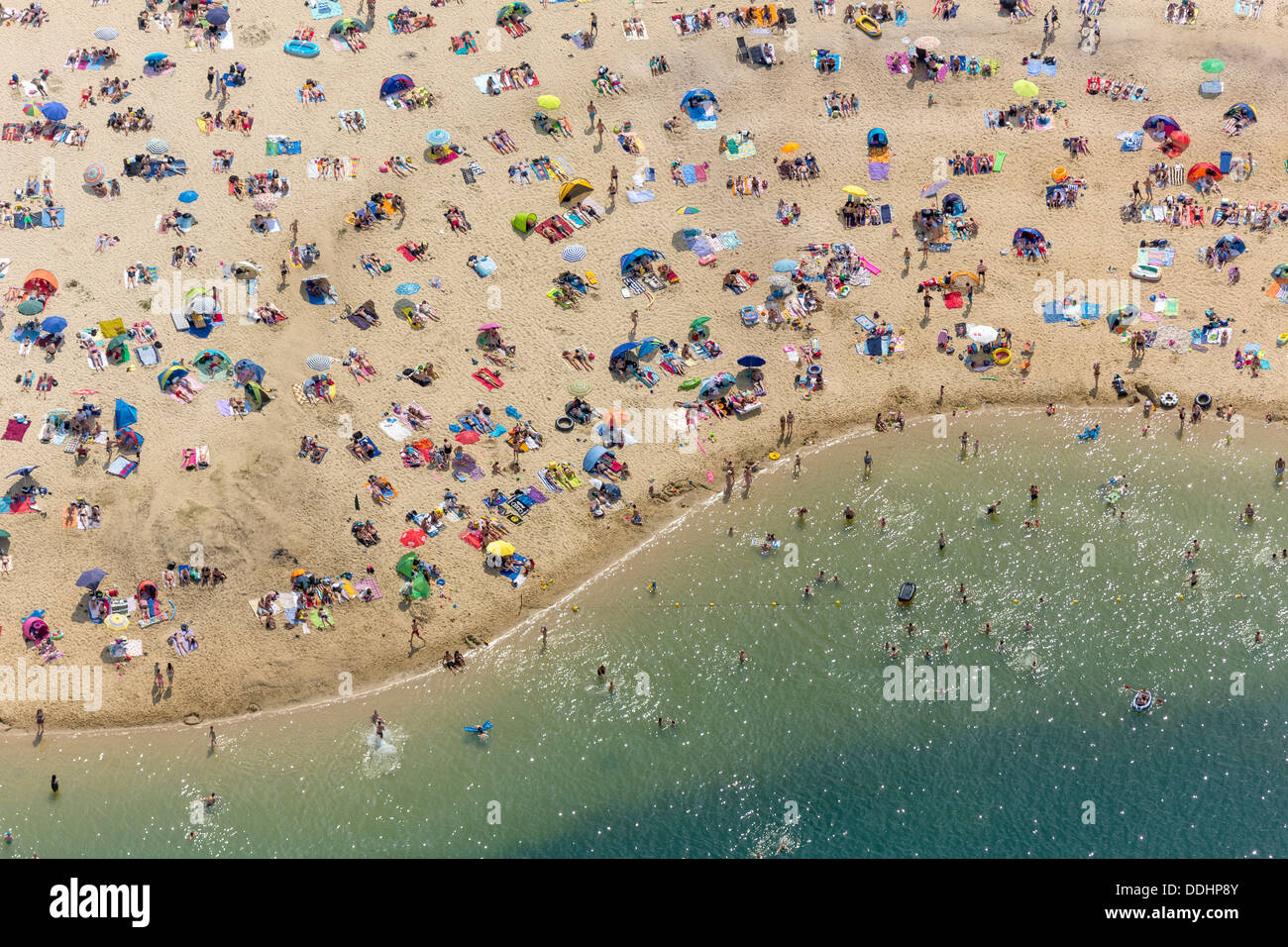Vue aérienne, plage de sable à lac Silbersee II avec les gens nager et bronzer Banque D'Images