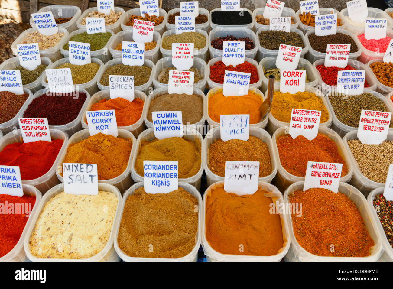 Épices à vendre at a market stall Banque D'Images