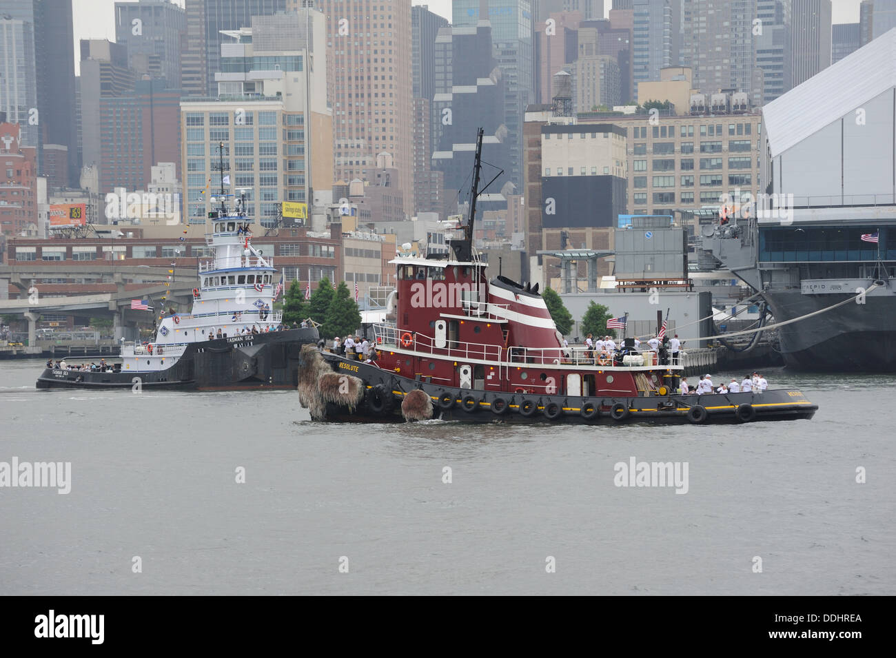 Les remorqueurs Resolute et mer de Tasmanie sur la rivière Hudson à Manhattan dans l'arrière-plan. Banque D'Images