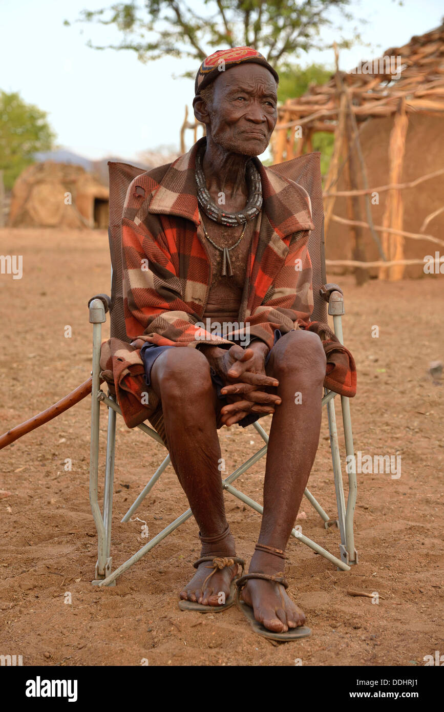 Hikuminue chef Kapika, chef de la Namibian Himba, dans son kraal Banque D'Images