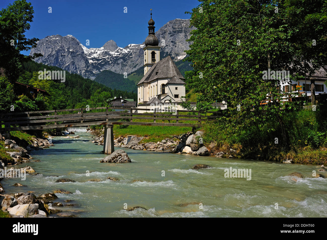 Saint-sébastien église paroissiale, construite en 1512, avec la société Ache d'eau, en face de l'Alpes Reiter Banque D'Images