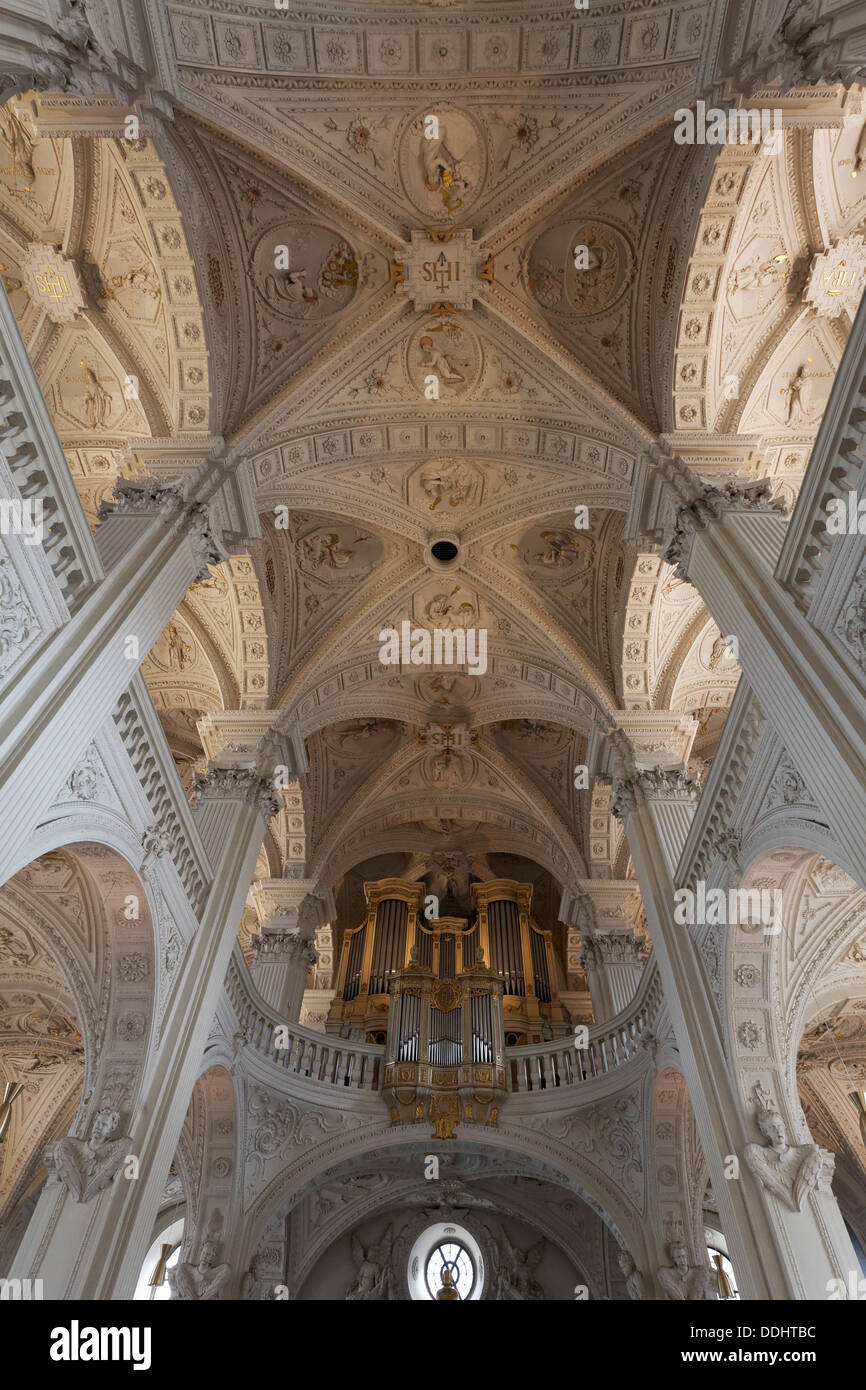 Vue de l'intérieur, plafond en stuc de la nef, l'église de Saint Andreas, de son église, de style baroque précoce Banque D'Images