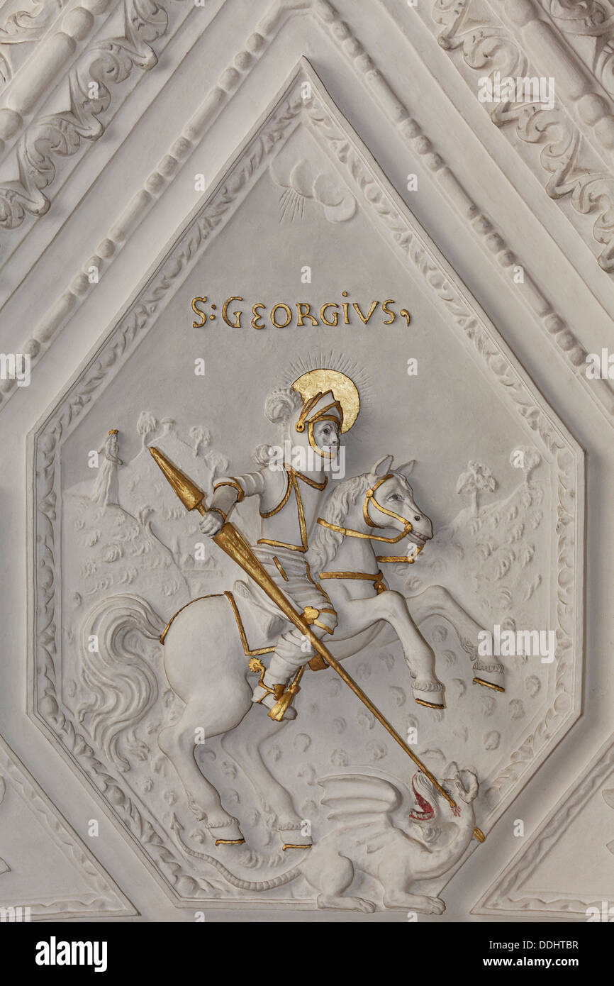 Saint Georges terrassant le dragon, secours en stuc, du début du baroque, Église de St Andreas Banque D'Images