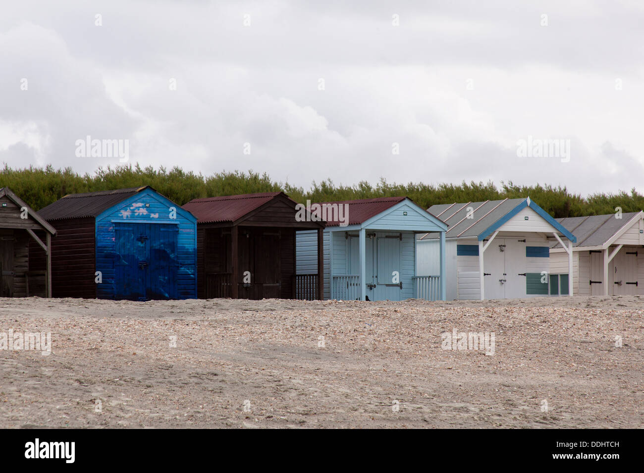 Cabines de plage sur la plage de West Wittering, West Sussex, Angleterre, Royaume-Uni. Banque D'Images