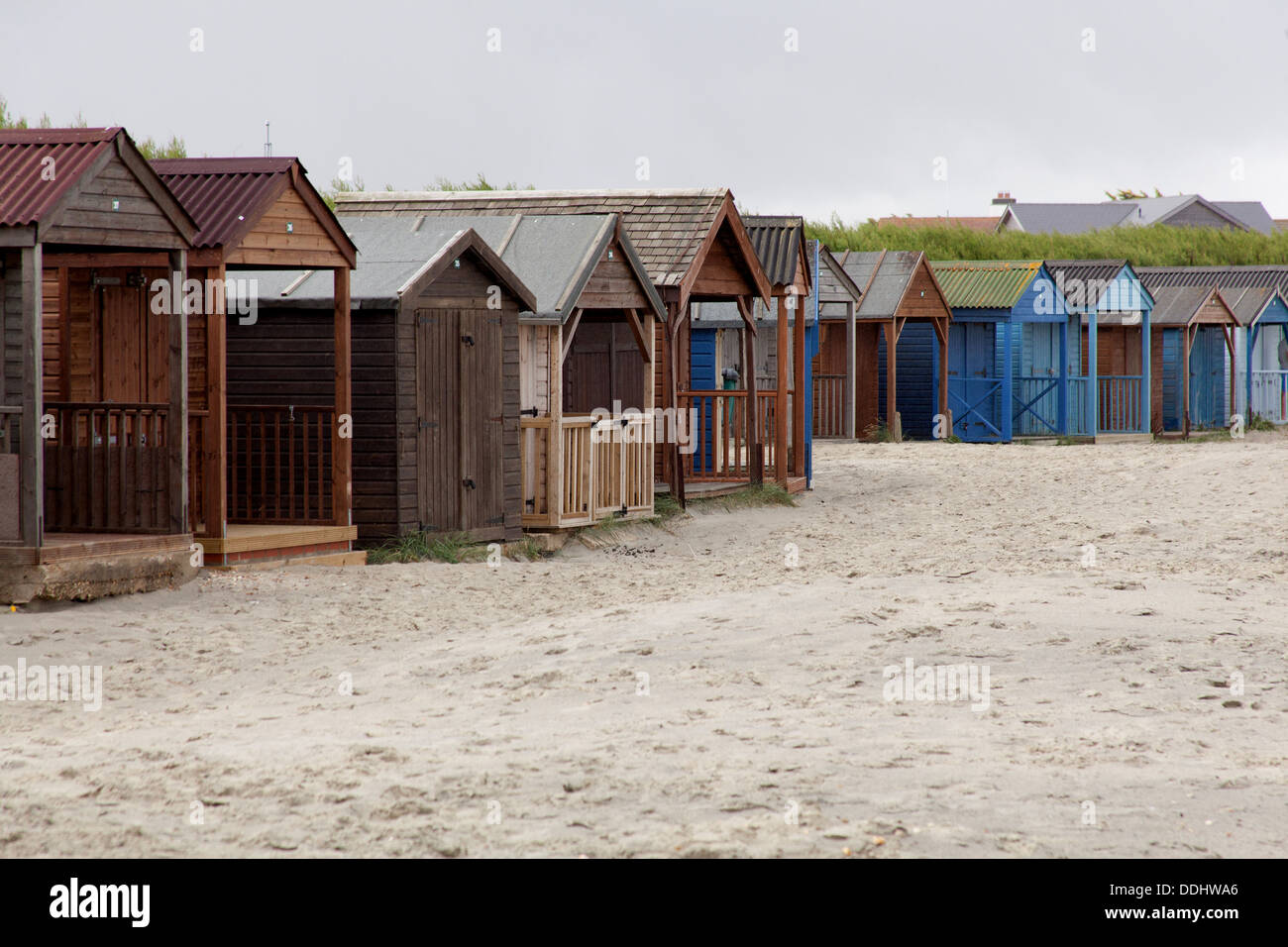 Cabines de plage sur la plage de West Wittering, West Sussex, Angleterre, Royaume-Uni. Banque D'Images