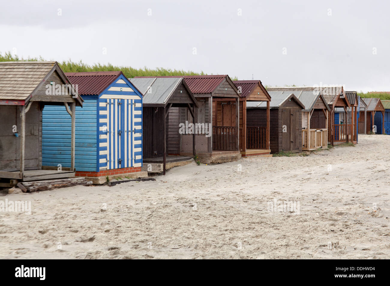 Cabines de plage sur la plage de West Wittering, West Sussex, Angleterre, Royaume-Uni. Banque D'Images