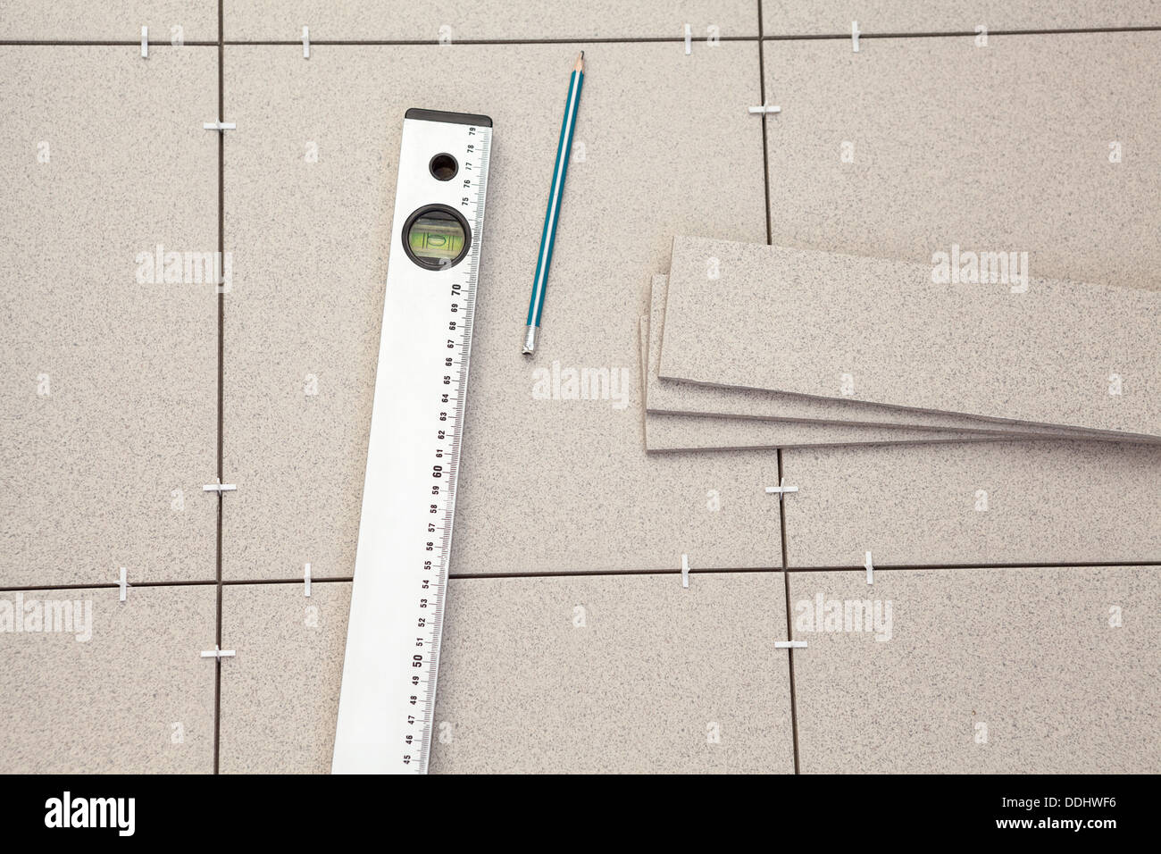 Pose de carreaux sur Pré-de-chaussée et tube de niveau Banque D'Images