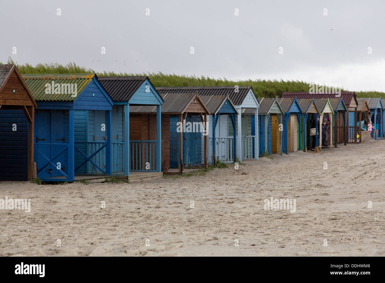 Cabines de plage sur la plage de West Wittering, West Sussex, Angleterre, Royaume-Uni. Banque D'Images