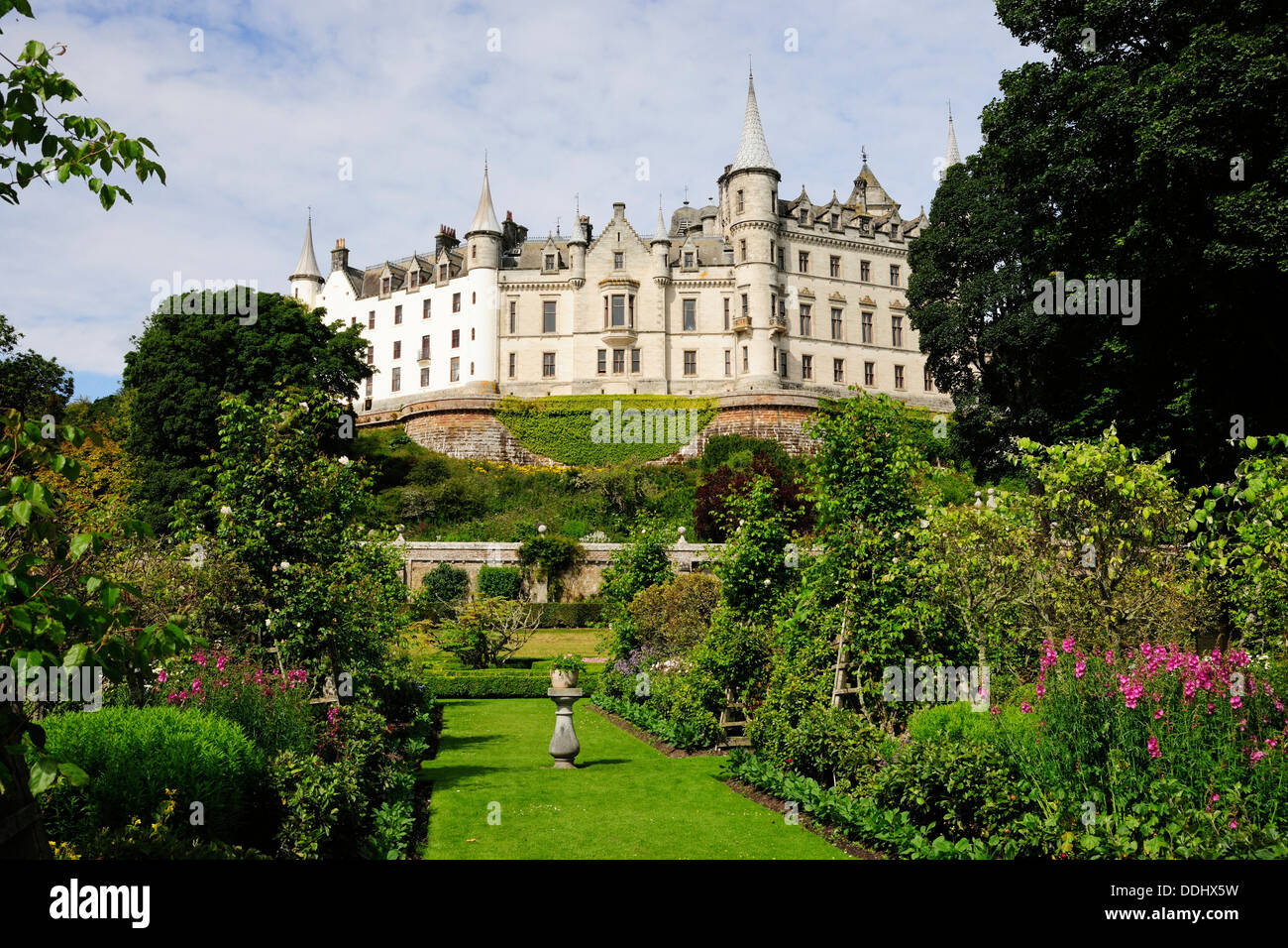 Dunrobin Castle, la demeure ancestrale du clan Sutherland, avec jardin Banque D'Images