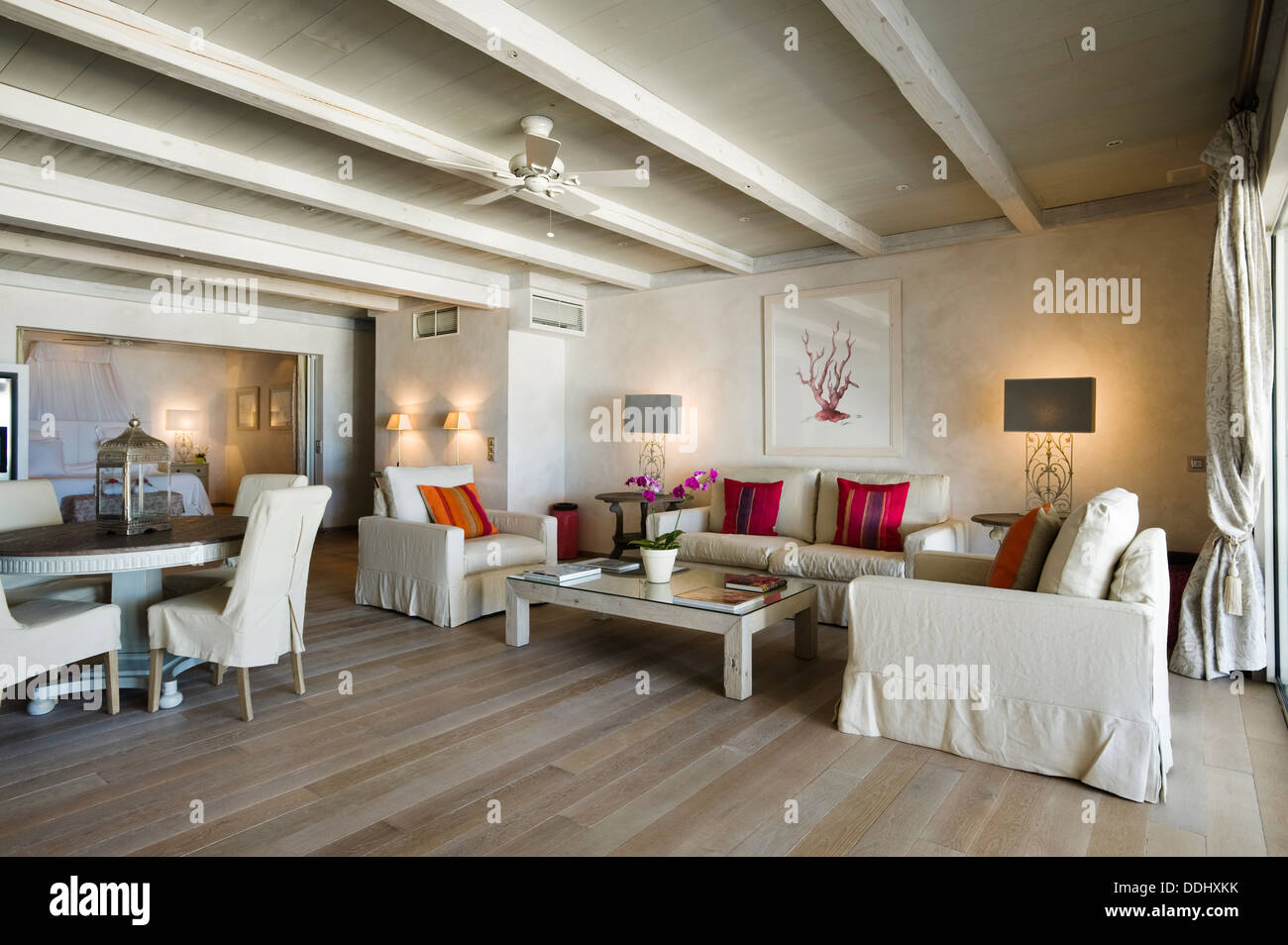 Trois pièces de couleur neutre en suite spacieuse salle de séjour avec parquet, ventilateur de plafond et poutres au plafond Banque D'Images