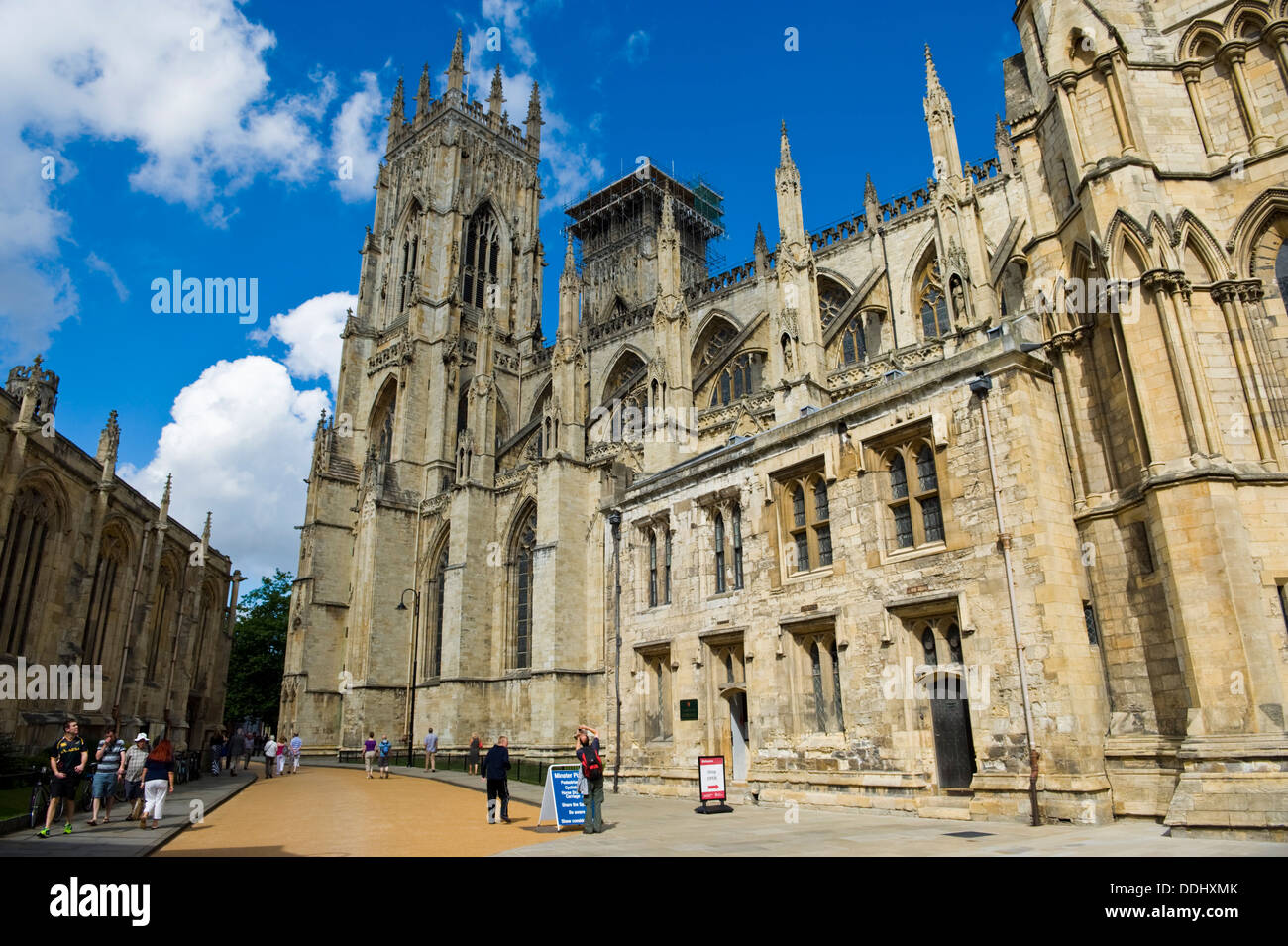 Vue sur York Minster cathédrale dans le centre ville de York North Yorkshire England UK Banque D'Images