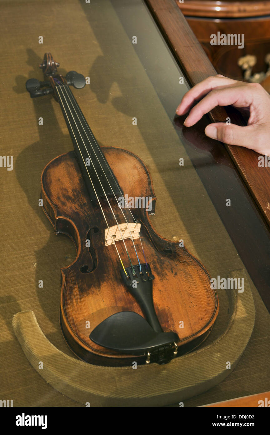 Le violon de Mozart dans la maison natale de Mozart, Salzbourg. L'Autriche  Photo Stock - Alamy