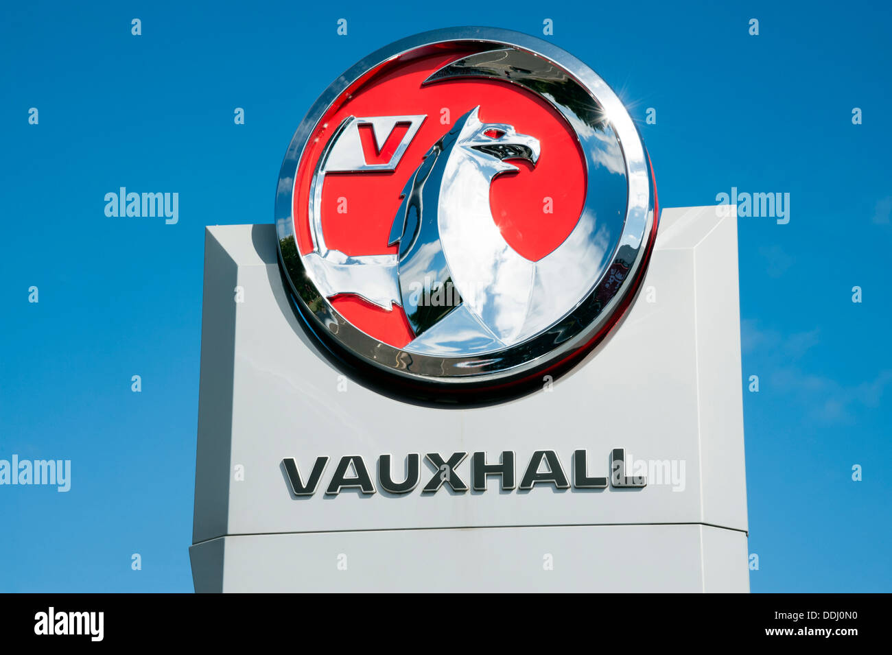 Garage Vauxhall signe sur un concessionnaire automobile, au Royaume-Uni. Banque D'Images