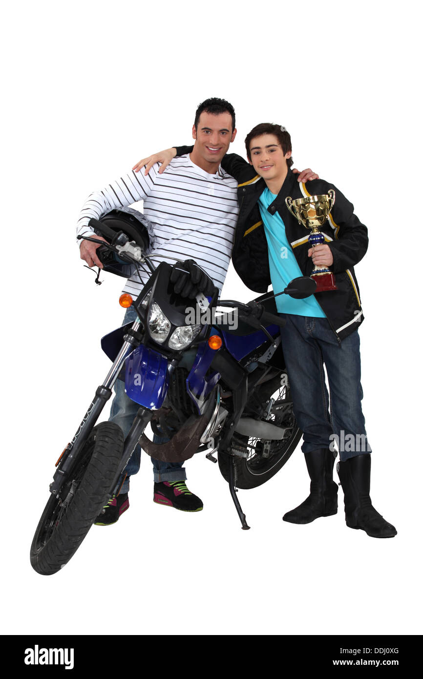 Père et fils avec trophée et moto Banque D'Images