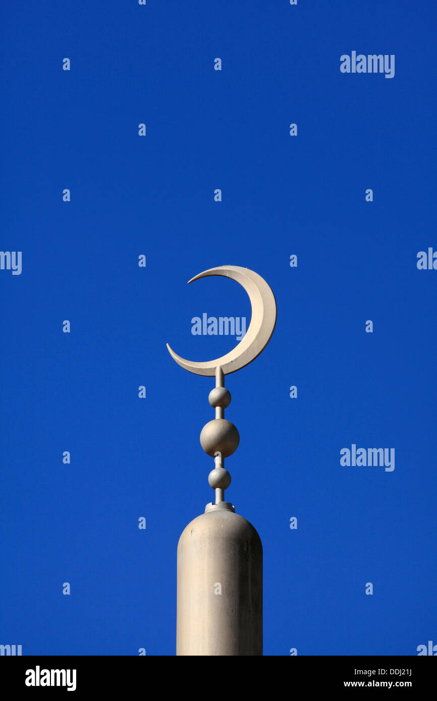 Symbole du croissant de lune au-dessus de l'East London Mosque, Whitechapel Road, East London. Banque D'Images
