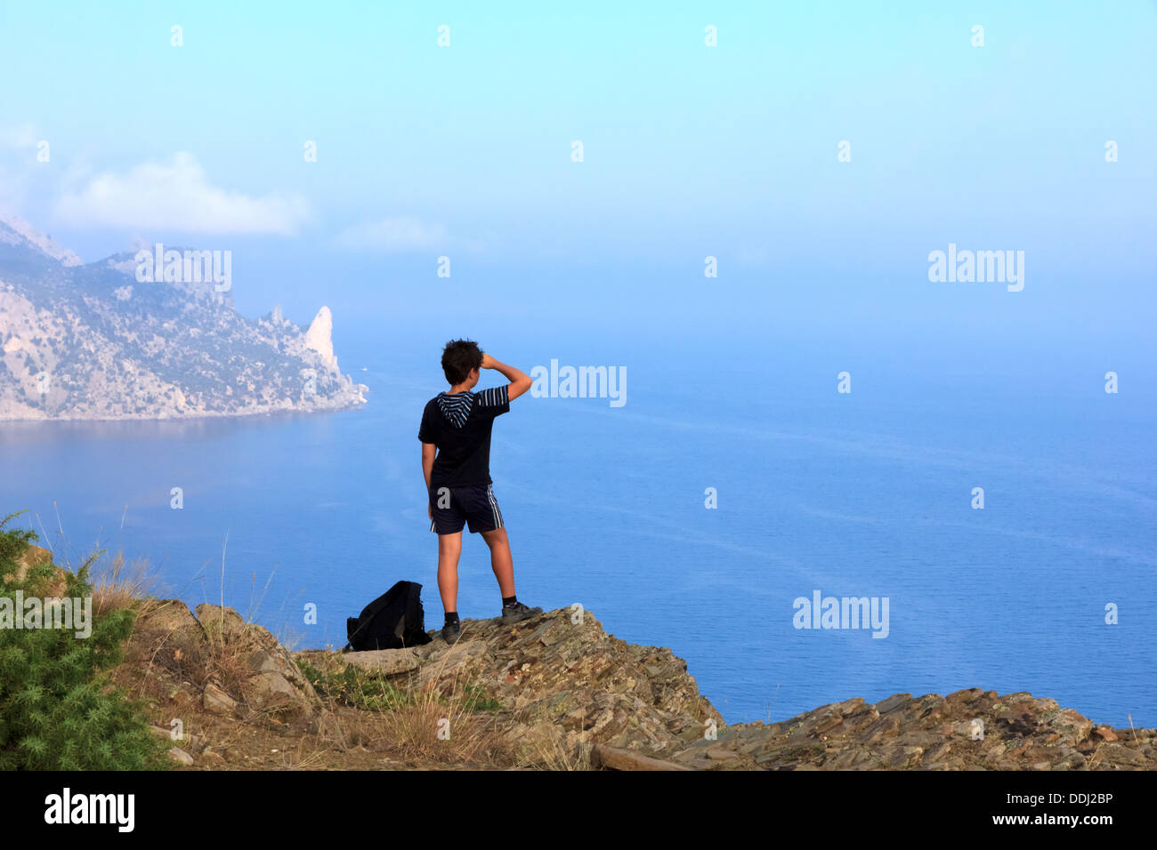 Jeune voyageur regarde le beau paysage marin de Crimée à partir du haut de la montagne, la montagne, Karaul-Oba Sudak, Crimée, UKR Banque D'Images