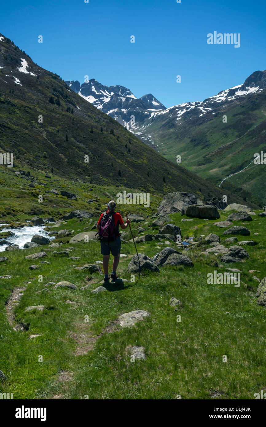 Figure féminine en rouge marche dans Pyrénées françaises Banque D'Images