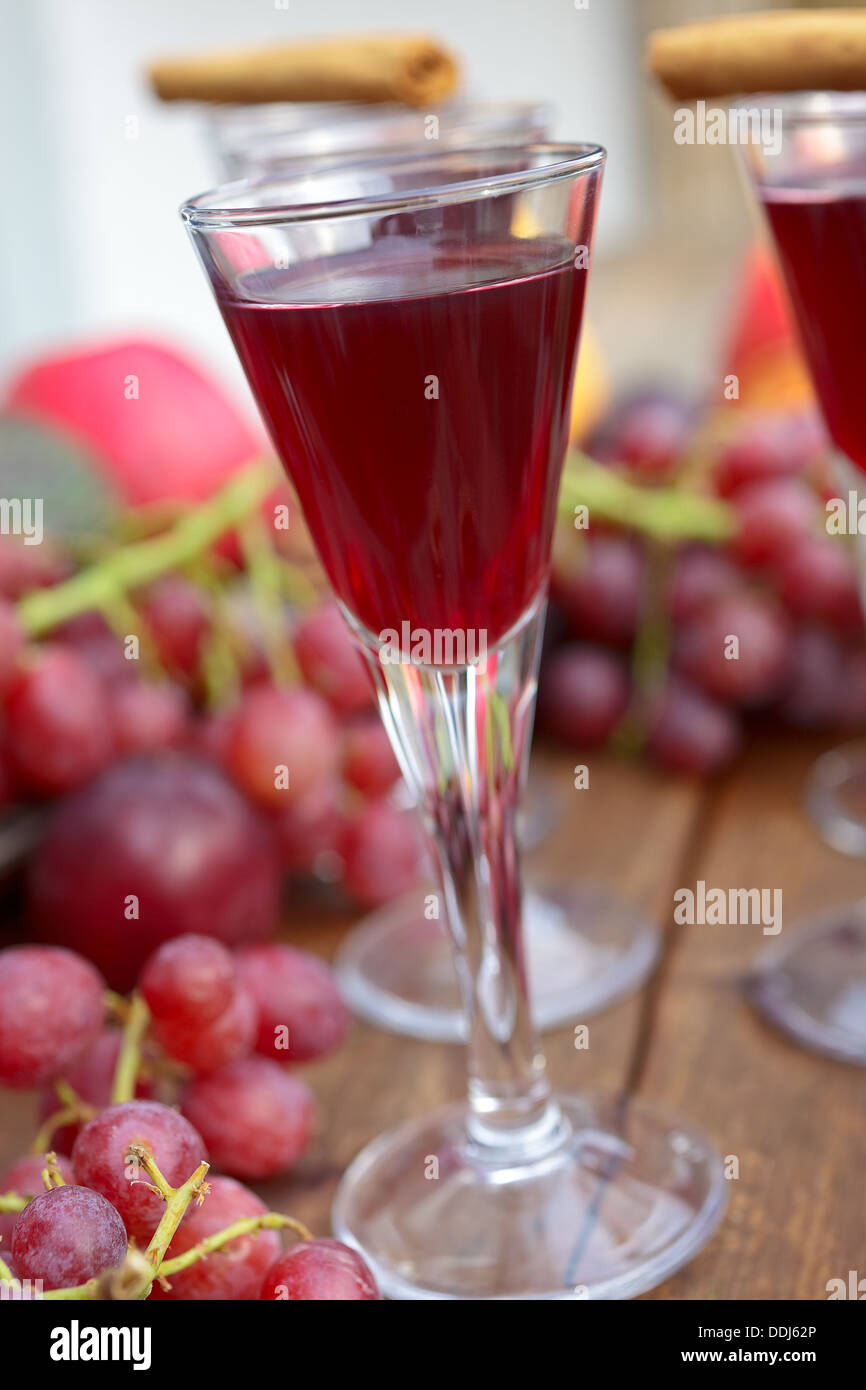 Liqueur d'automne, raisin, prune et d'épices Banque D'Images