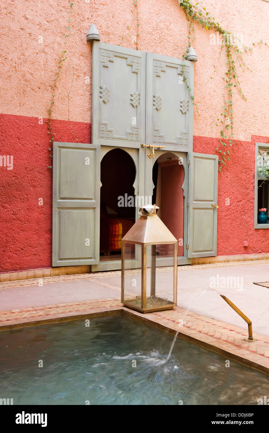 Porte d'entrée cour intérieure de Riad à Marrakech Medina Banque D'Images