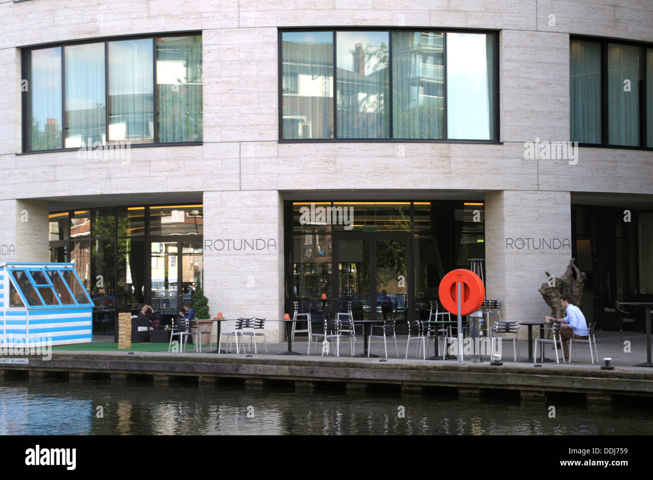 Restaurant La Rotonde à Kings Place office building par Regent's Canal Kings Cross Londres Banque D'Images