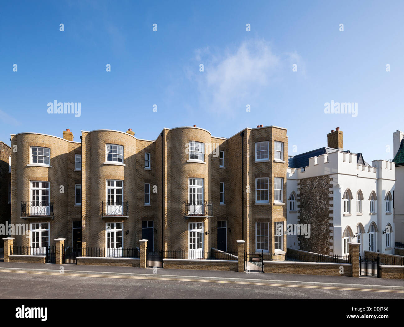 Vue sur Port Royal, Ramsgate, Royaume-Uni. Architecte : Madigan Browne architectes, 2013. Vue sur la rue le matin montrant Banque D'Images