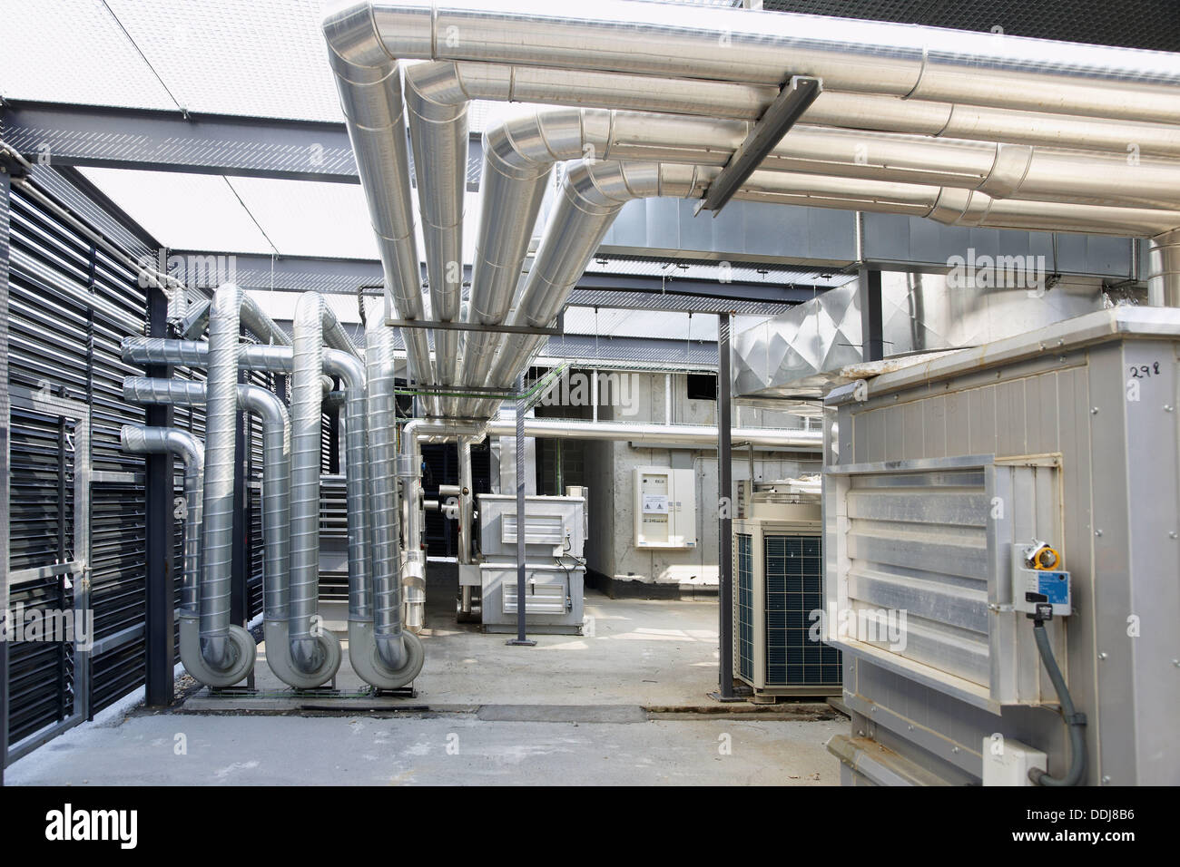 La climatisation installation industrielle sur la toiture du bâtiment,  Donostia, San Sebastian, Gipuzkoa, Pays Basque, Espagne Photo Stock - Alamy