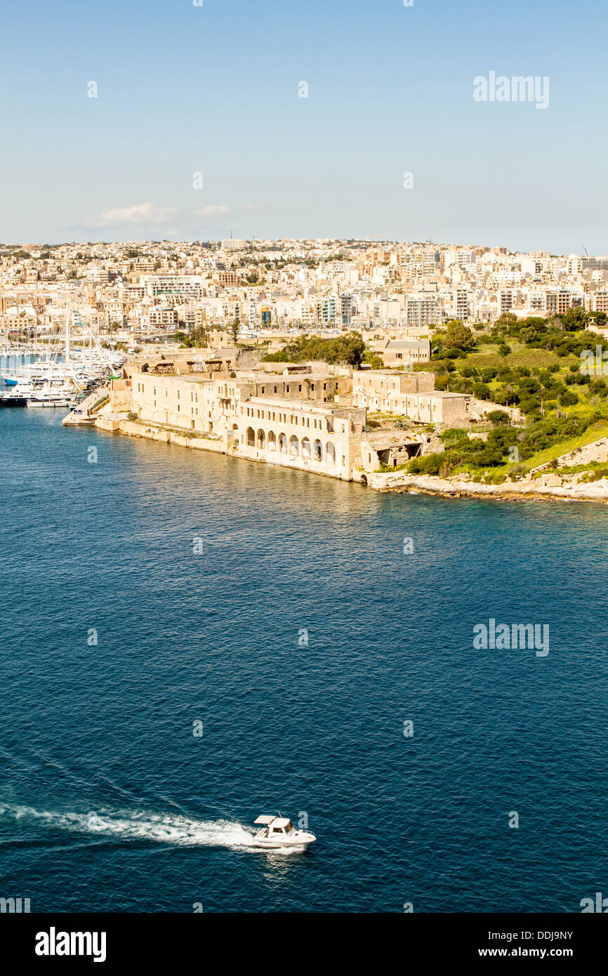 Bateau dans le port de Marsamxett et l'île Manoel, Malte. Banque D'Images