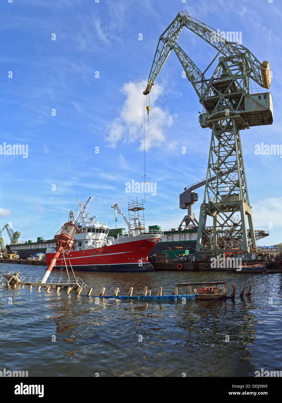 Vue de la zone industrielle. Les grues, les docks sur chantier naval de Gdansk, Pologne. Banque D'Images