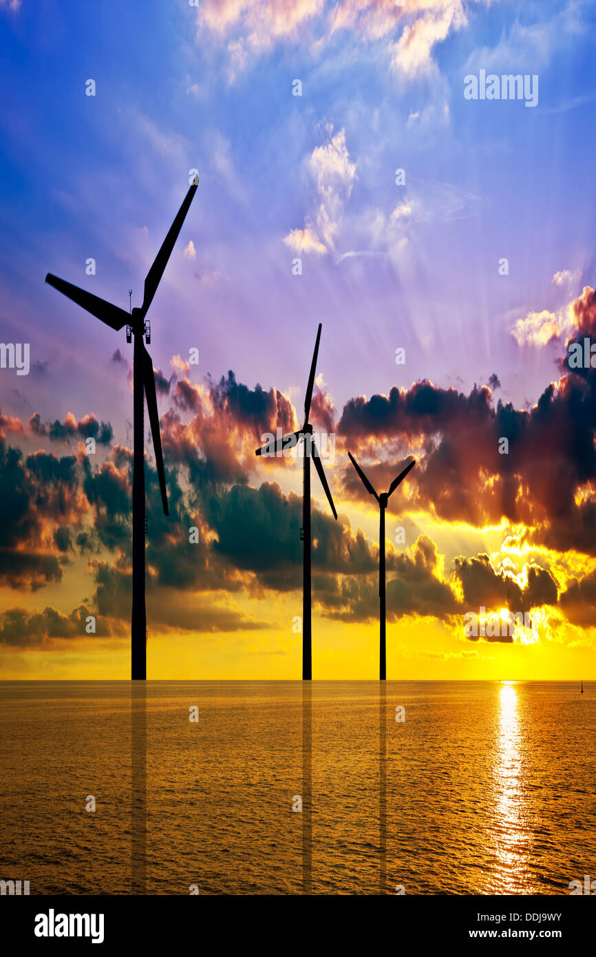 L'énergie éolienne et coloré coucher de soleil sur la mer Photo Stock -  Alamy