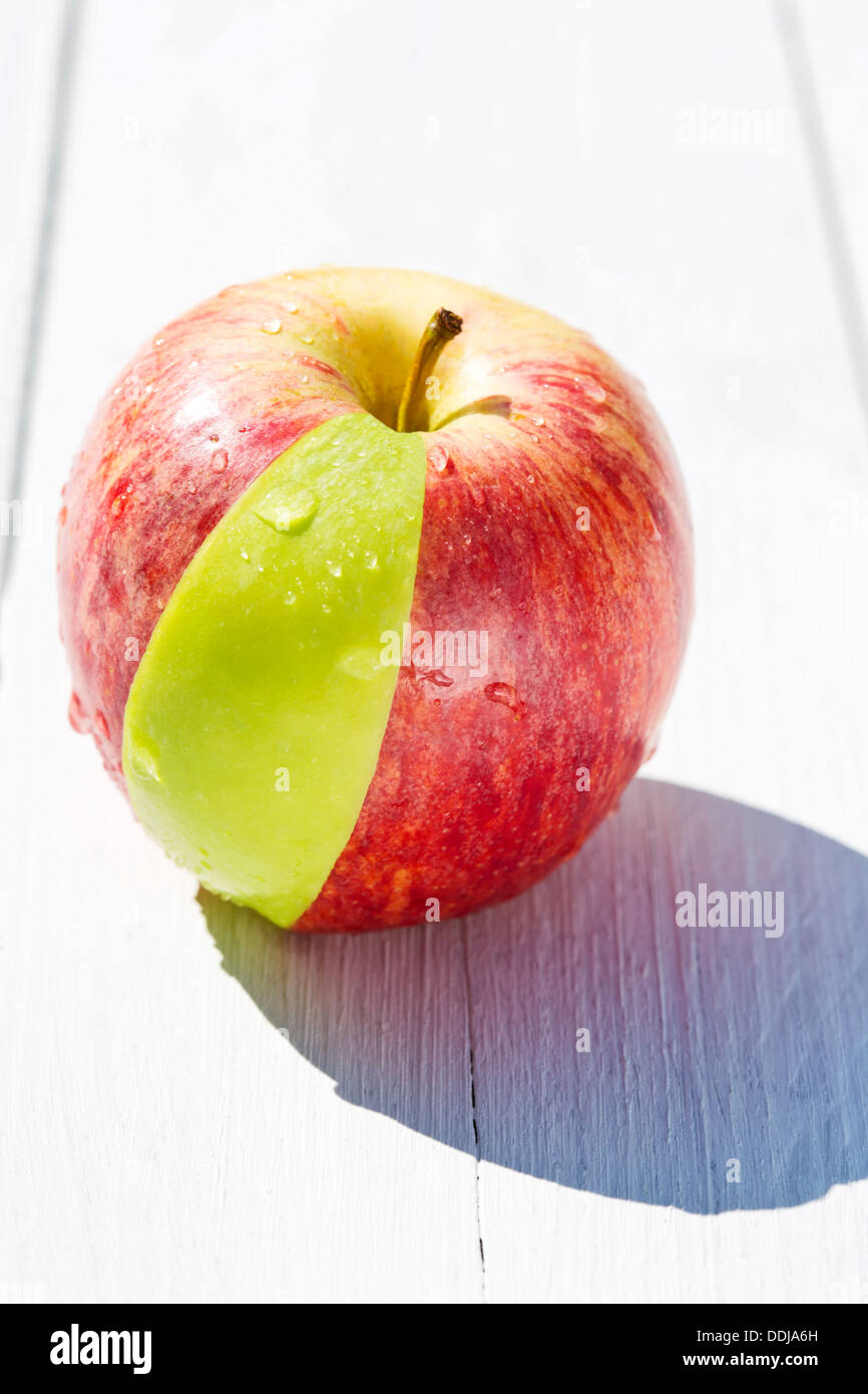 Apple vert et rouge sur la table, Close up Banque D'Images